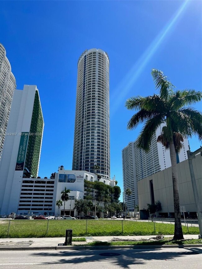 Building Photo - 1750 N Bayshore Dr