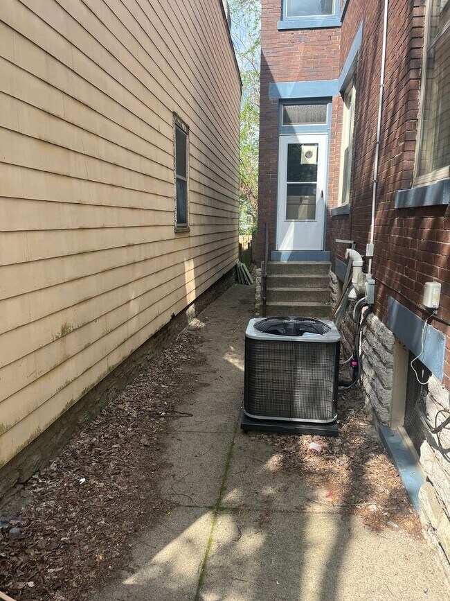 Building Photo - 2215 Victor St