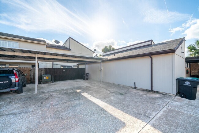 Building Photo - 7847 Green Lawn Dr
