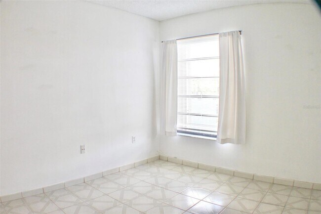 Building Photo - 5900 SW 127th Ave