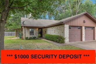 Building Photo - Spacious 2/1 Duplex in Central Taylor, Tx