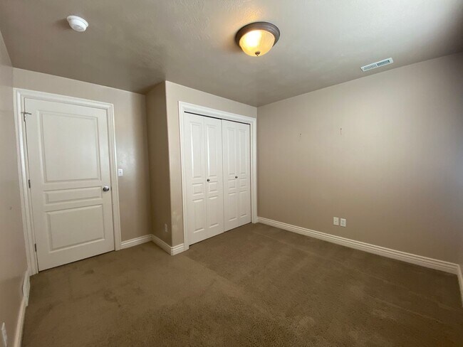 Building Photo - 6 Bedroom/3.5 Bathroom Home In Syracuse!