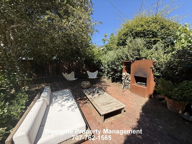 Building Photo - 109 7th St