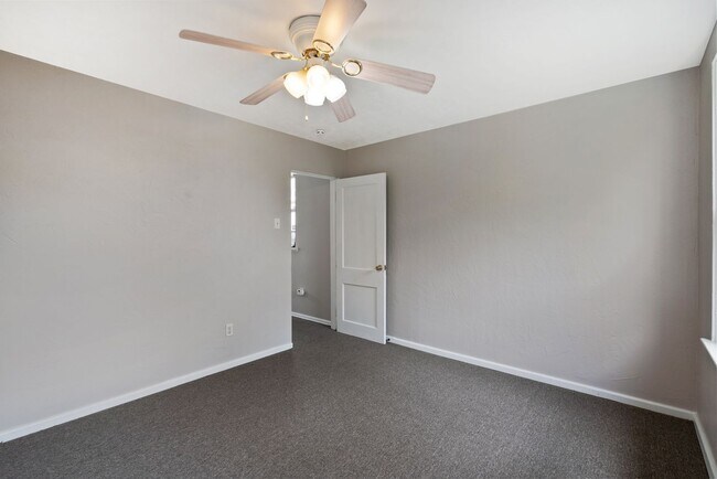 Building Photo - SCORE 1ST MONTH'S RENT FREE IF SIGNED BY AUGUST 7!Convenient 2 Bedroom home in Mt. Washington ava...