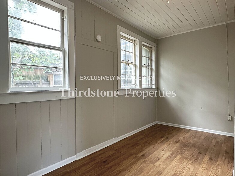 Building Photo - 562 W 49th St