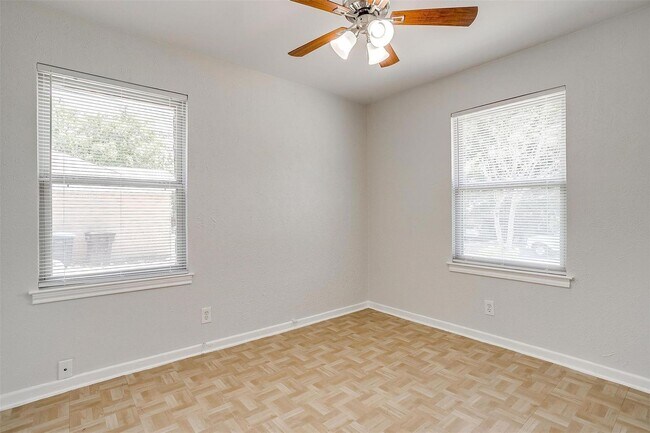Building Photo - Amazing Home in Western Hills- 3 bed, 1.5 ...