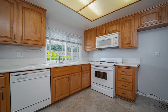 Building Photo - Beautiful 4 Bd Townhouse