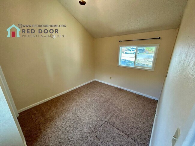 Building Photo - Spacious 3 Bed, 1 Bath Home – Pet Friendly...