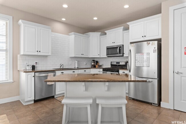 Building Photo - 885 S Crescent Way