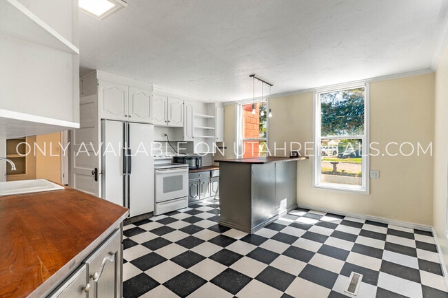 Building Photo - 10470 S Columbine Cir