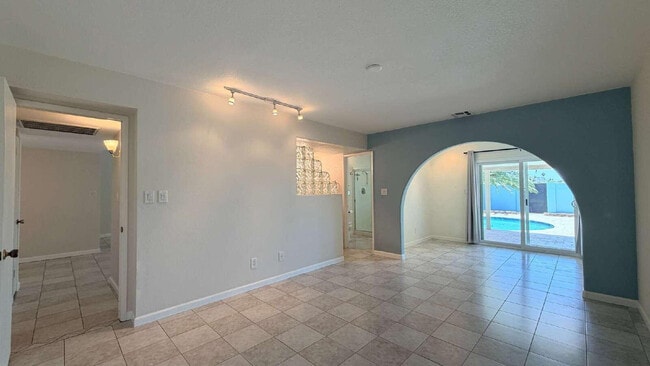 Building Photo - 3827 E Larkspur Dr