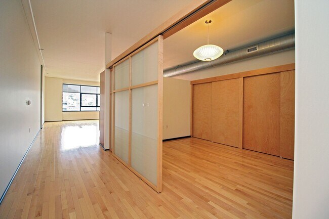 Building Photo - Exceptional 1 bd + bonus, City Views in Pe...