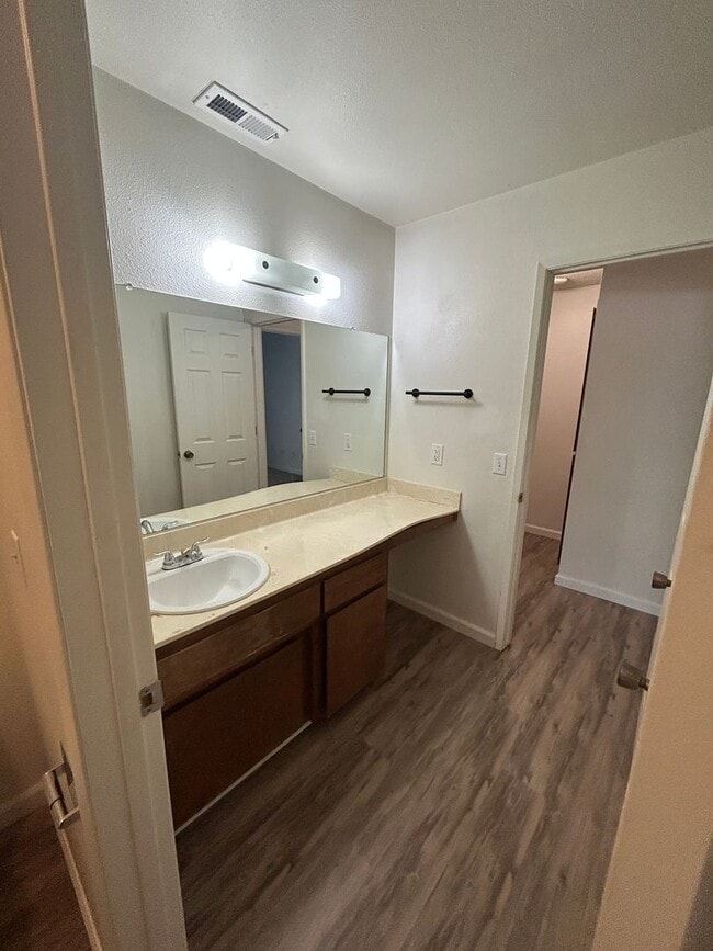 Building Photo - Kingsbury Greens HOA 2 bedroom 1 1/2 bath in Alta Sierra