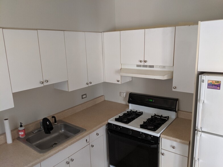 Kitchen - 925 E 61st St