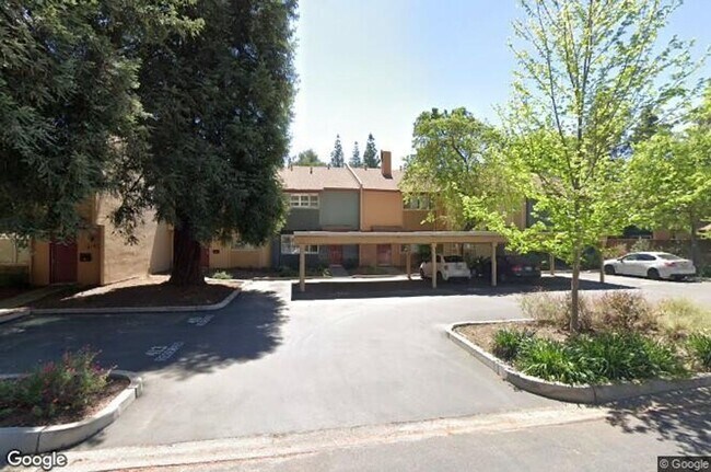 Building Photo - Adorable 3 Bed 1.5 Bath Covell Commons Condo ( fall Rental )