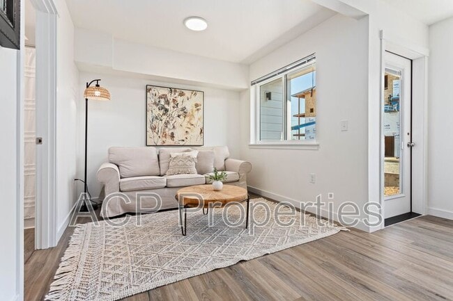 Building Photo - 667 E Badger Rd