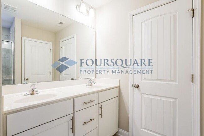 Building Photo - Townhome | Back Patio with Privacy Fence |...