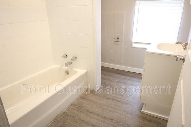 Building Photo - 1453 N Topeka Ave