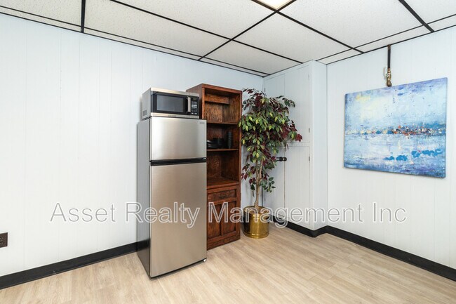 Building Photo - 708 Dutch Valley Drive Northeast - 1