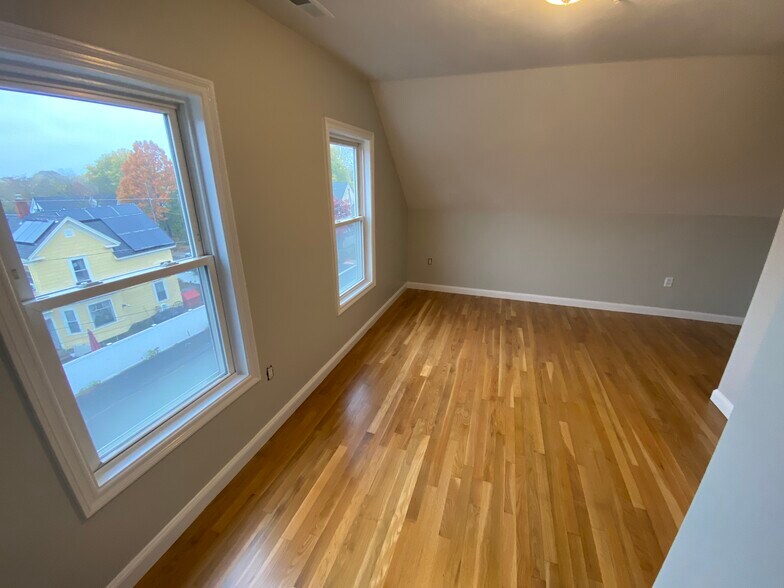 Building Photo - 118 Beverly St