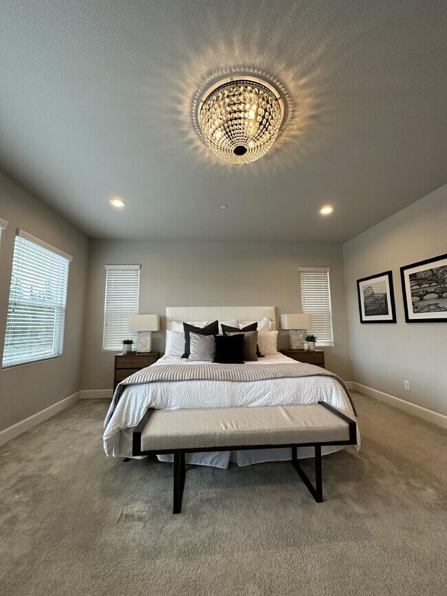 Building Photo - Gorgeous like new 4 bedroom 3 bath home located in Promontory
