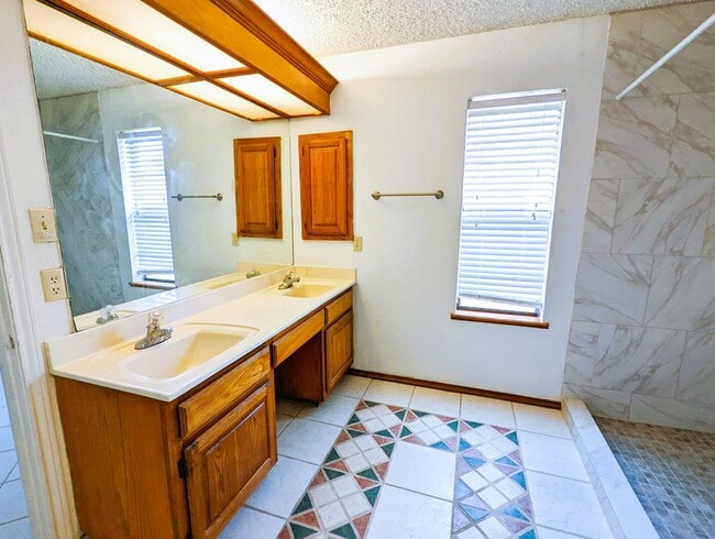 Building Photo - 2913 Lakewood Ct