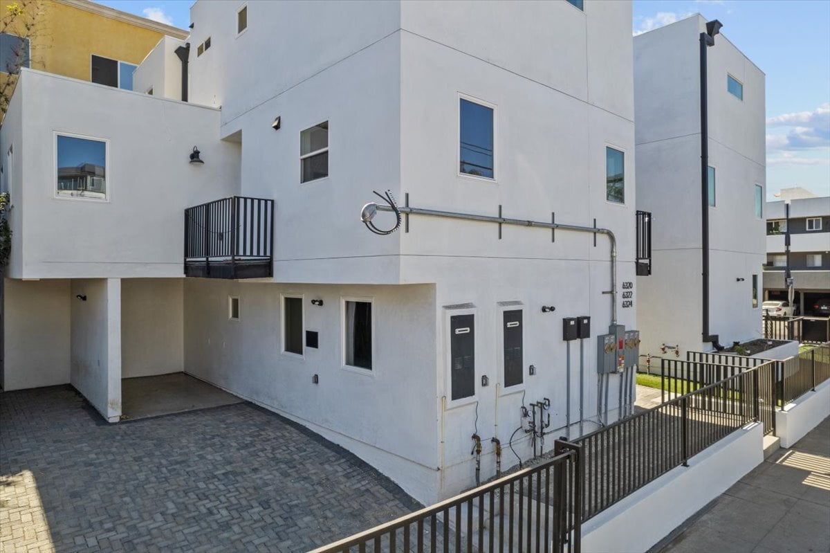 Building Photo - 860 N Hudson Ave