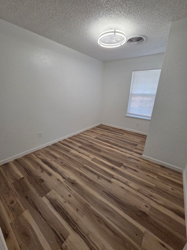 Building Photo - Beautifully Remodeled 3 Bed/2 Bath Apartment