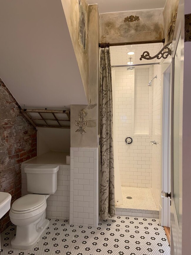 Building Photo - First Floor Unit For Rent Near UNCG!