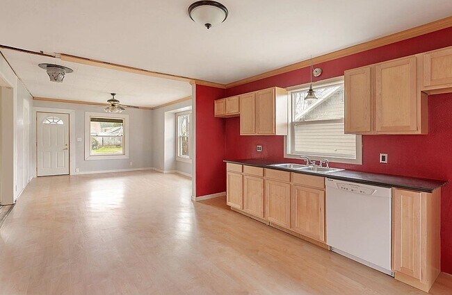 Building Photo - 208 B St