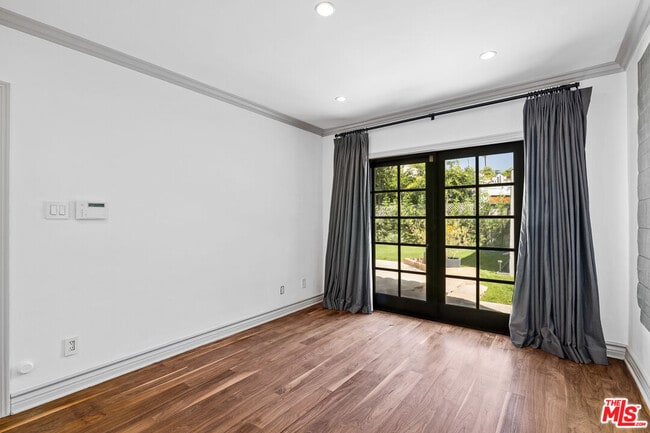 Building Photo - 8901 Rosewood Ave