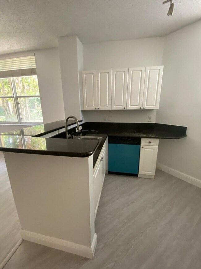 Building Photo - 630 S Sapodilla Ave