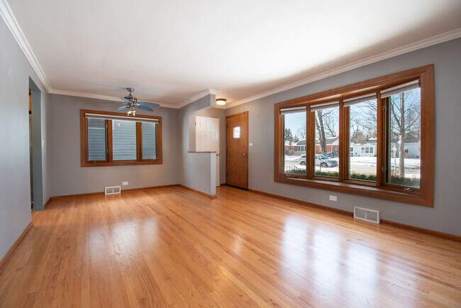 Building Photo - 131 S Lodge Ln