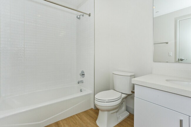 Building Photo - Convenient Living in Kakaako! Collection L...