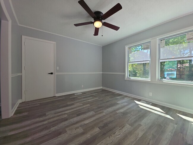 Building Photo - 307 Mockingbird Rd SE