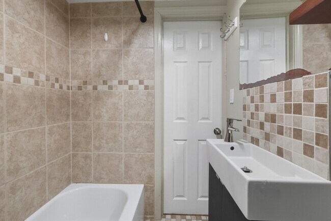 Building Photo - 50 Monmouth St