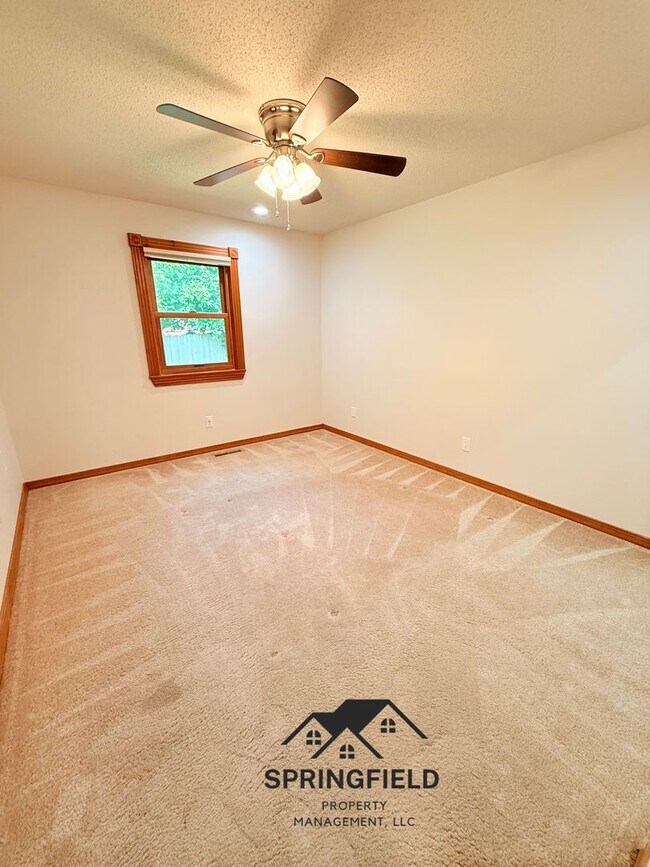 Building Photo - Location-Location, 4 BR / 2 Living Areas in SE Springfield w/ An Amazing Out Door Kitchen - Grill...