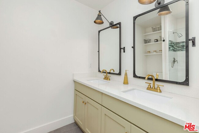 Building Photo - 5767 Tuxedo Terrace