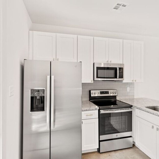 Building Photo - 1 Bed 1.5 Bath Condo Near Campus!