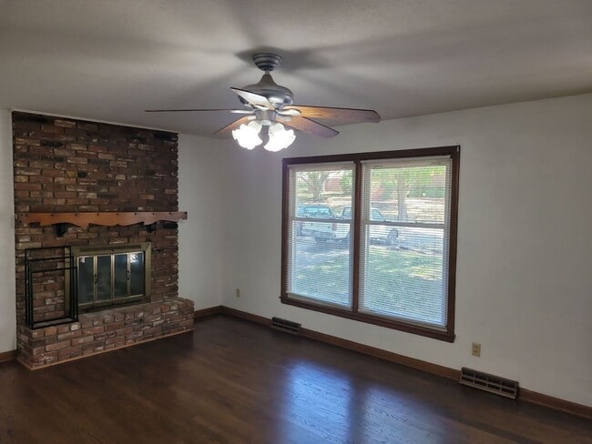 Building Photo - Spacious 3BR, 2.5BA Home in Kansas City – ...