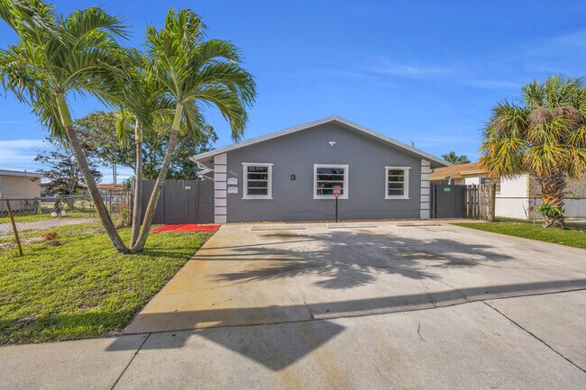 Building Photo - 1565 W 28th St