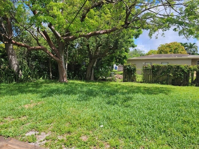 Building Photo - 275 NW 187th St
