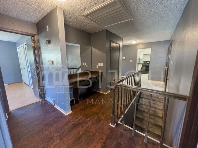 Building Photo - Large Main Level Living
