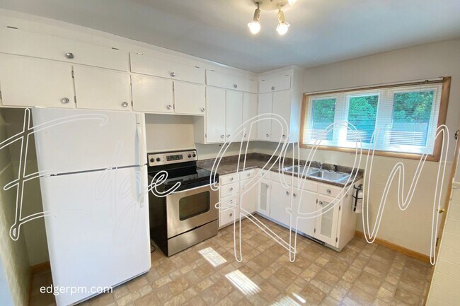 Building Photo - 3 BEDROOM 2 BATH DUPLEX Short Term Leasing!
