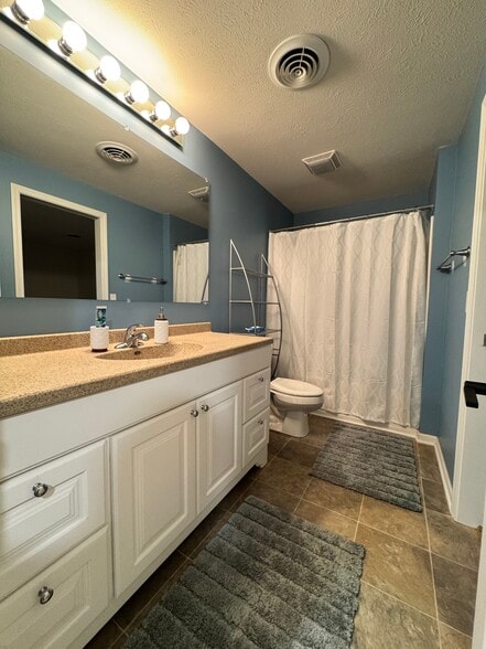 Building Photo - 18025 Lisbon Dr