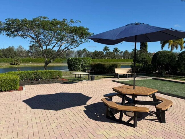 Building Photo - Remodeled, Move-In Ready 3-Bedroom Condo in Prime Naples Location