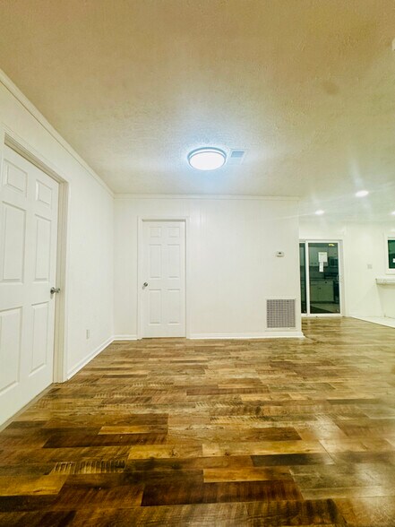 Building Photo - 2098 Pinecroft Cir