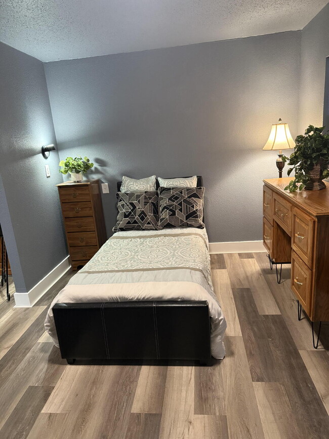 Building Photo - 208 6th Ave SW