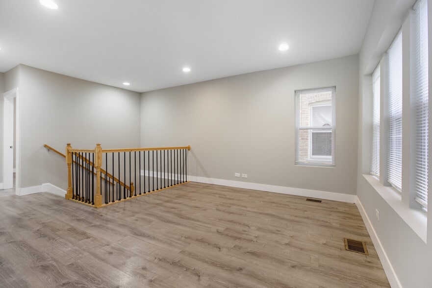 Building Photo - 5731 N Washtenaw Ave