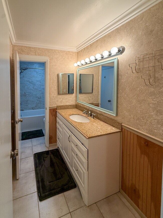 Building Photo - 800 NW Fork Rd